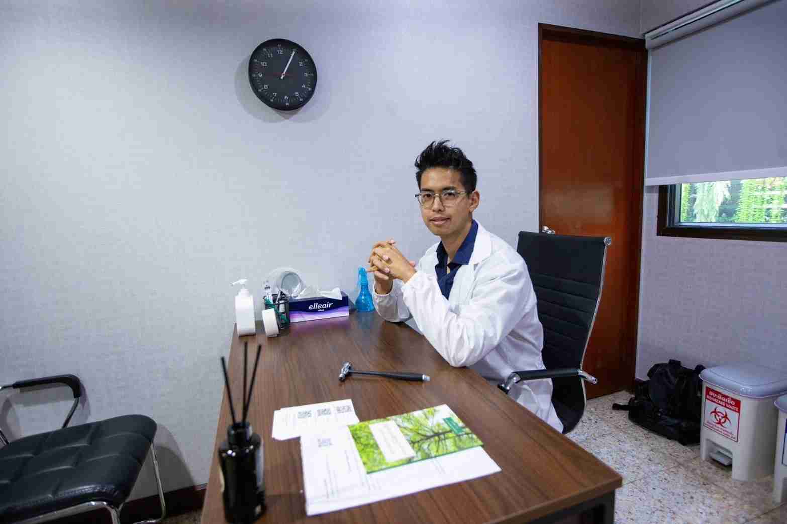 คุณหมอภาสิน แพทย์เฉพาะทางด้านสมอง ระบบประสาท และอายุรกรรม